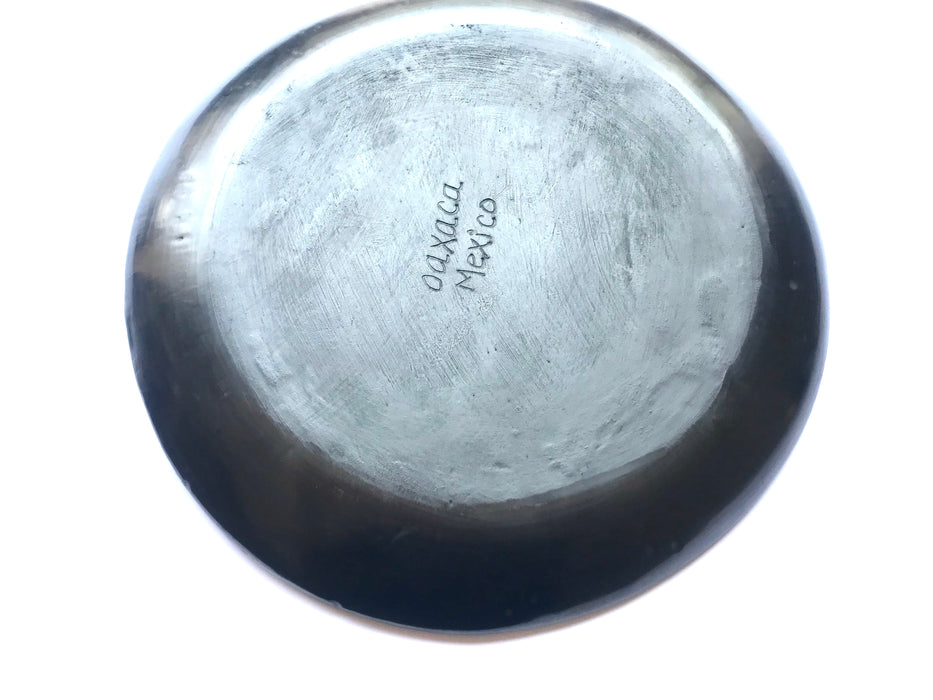 A dream of every top chef - a dinner plate that sets the right stage for presenting their works of art, without competing for attention. Well, maybe a bit of attention, because who would not notice these beauties made out of shiny, black clay from Oaxaca.   D28cm (11")