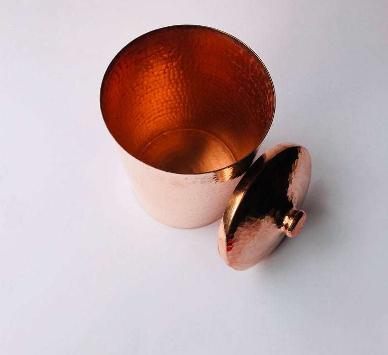 Mexico 1492: Superb copper jar, hammered by hand of traditional craftsmen on Santa Clara del Cobre. A stunning piece that enlightens any kitchen. Suitable for sugar, flour, coffee, cinnamon sticks, but also large enough for storing cookie cutters, tea infusers or other small kitchen gadgets.