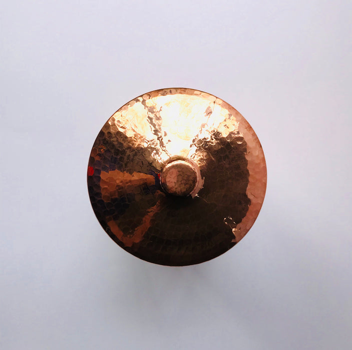 Mexico 1492: Superb copper jar, hammered by hand of traditional craftsmen on Santa Clara del Cobre. A stunning piece that enlightens any kitchen. Suitable for sugar, flour, coffee, cinnamon sticks, but also large enough for storing cookie cutters, tea infusers or other small kitchen gadgets.