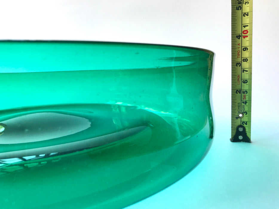 Mexico 1492: Extra generous in size, hand blown salad bowl, made by master blowers of Mexico. Comes in 6 vibrant colors, and a transparent version. Screems party and makes any salad the star course of the meal. Emerald Green. 