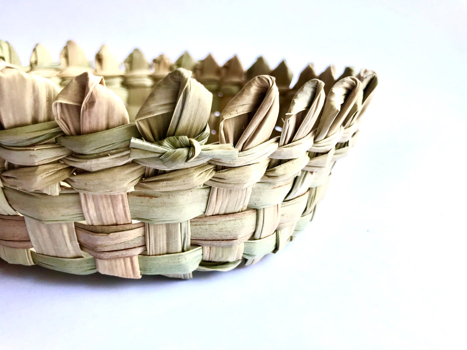 Mexico 1492 - Light shades of green, yellow and brown blend together and create a recognizable and loved palm leaf texture. Warm tortillas are usually wrapped in a piece of cloth, several times, to keep the heat in. For breakfast, it can hold some delicious sweet breads. 