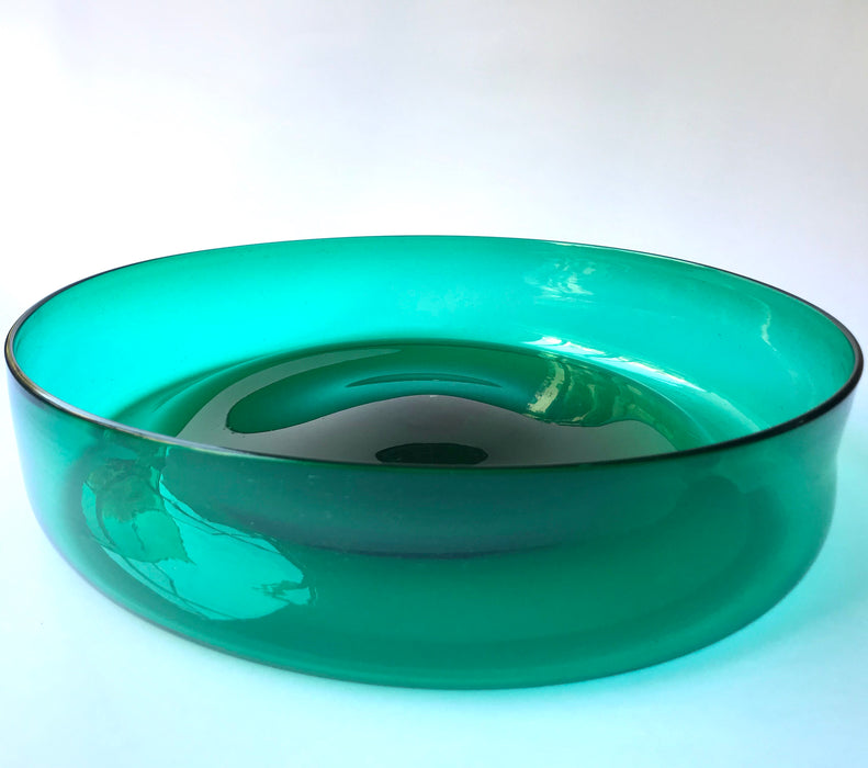 Mexico 1492: Extra generous in size, hand blown salad bowl, made by master blowers of Mexico. Comes in 6 vibrant colors, and a transparent version. Screams party and makes any salad the star course of the meal. Emerald green. 