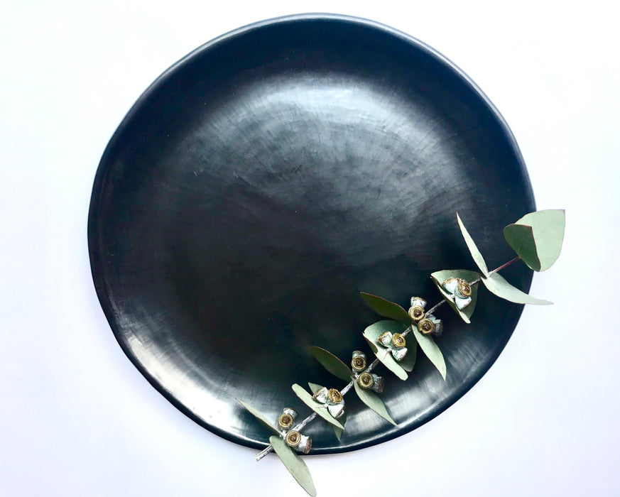 A dream of every top chef - a dinner plate that sets the right stage for presenting their works of art, without competing for attention. Well, maybe a bit of attention, because who would not notice these beauties made out of shiny, black clay from Oaxaca.   D28cm (11")