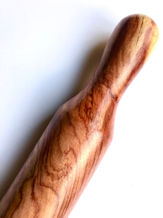 Mexico 1492: Hand-turned rolling pin, made out if red Mexican cedar wood, with a stunning pattern of wood grain that makes each piece unique. Its perfectly smooth, bees-wax polished surface doesn’t stick to the dough and it’s very easy to clean, and the heavy weight helps extending the dough with less effort. 